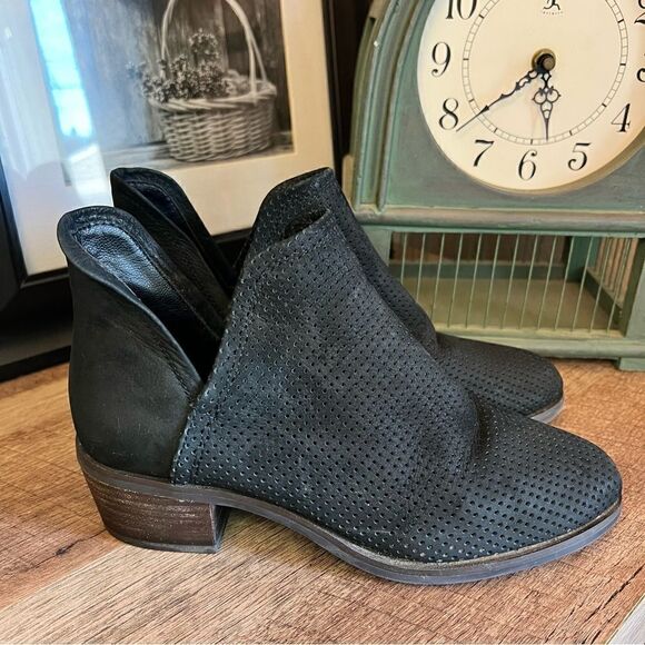 Steve Madden Kolina Black Perforated Leather Black Bootie Stacked Heel. Size 7.5 - Picture 2 of 10